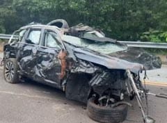 কার্শিয়াঙ থেকে সিটং যাওয়ার পথে গভীর খাদে পড়ে মৃত্যু হল তিন জনের। মৃতদের মধ্যে পঞ্চায়েত সদস্য বিগেন ভুজেলও রয়েছেন। দুর্ঘটনার তদন্ত শুরু করেছে পুলিশ।