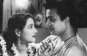 ১৯৭৫ সালে মুক্তি পাওয়া উত্তম-সুচিত্রার শেষ ছবি ‘প্রিয় বান্ধবী’ বক্স অফিসে চরম ব্যর্থ হয়েছিল। বছরের পর বছর যে জুটি দর্শকের হৃদয়ে দোলা দিয়ে এসেছে, সেই জুটির শেষ ছবি এমনভাবে মুখ থুবড়ে পড়েছিল যে প্রযোজকের খরচও ওঠেনি। আর এই ব্যর্থতার নেপথ্যে ছিল নানা জটিলতা, বিশেষ করে সুচিত্রা সেনের ব্যস্ততা ও শুটিংয়ের দীর্ঘসূত্রতা।