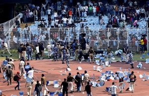 কলকাতায় লিয়োনেল মেসির অনুষ্ঠান ঘিরে ভয়াবহ বিশৃঙ্খলা। যুবভারতী স্টেডিয়ামে ভাঙচুর, পুলিশ-জনতা সংঘর্ষ, বিমানবন্দর থেকে আটক মূল উদ্যোক্তা।