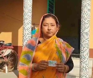 শারীরিক অসুস্থতার কারণে ডলি বিবি সেদিন গুসকরা (Guskara) শহরে ডাক্তার দেখাতে গিয়েছিলেন। চিকিৎসা সেরে বাড়ি ফেরার পথে সন্ধ্যার দিকে বড়া চৌমাথা মোড়-এ (Bara Choumatha More) দাঁড়িয়ে থাকা একটি লটারি কাউন্টারে তাঁর চোখ পড়ে।