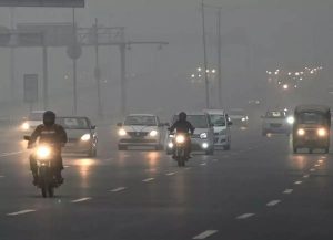 ঘন ধোঁয়াশায় ঢেকে দিল্লি, AQI পৌঁছল ভয়ঙ্কর ৪৯৮-এ। দুর্বল হাওয়া ও শীতের তাপমাত্রায় রাজধানীতে বায়ুদূষণ চরমে।