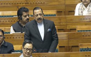 লোকসভায় তিনটি গুরুত্বপূর্ণ বিল পেশ করল কেন্দ্র সরকার। পরমাণু শক্তি ক্ষেত্রে বেসরকারি অংশগ্রহণ, শিক্ষা সংস্কার ও অচল আইন বাতিলের প্রস্তাব।