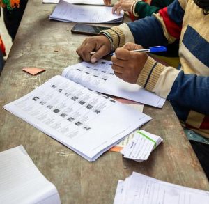 খসড়া ভোটার তালিকায় নাম থাকলেও বাদ পড়তে পারে। এসআইআর প্রক্রিয়ায় লক্ষাধিক ভোটারের শুনানি শুরু করছে নির্বাচন কমিশন।