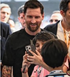 ভারত সফর শেষে ফুটবলের ভবিষ্যৎ নিয়ে আশাবাদী বার্তা দিলেন লিওনেল মেসি। চার শহরে উন্মাদনা ও ভক্তদের ভালোবাসায় আপ্লুত আর্জেন্টাইন তারকা।