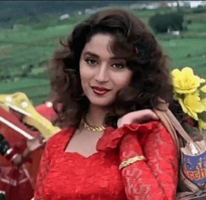 মাধুরী জানান, একদিন হঠাৎই একজন পূর্ণবয়স্ক ব্যক্তি তাঁর বাড়িতে হাজির হন। শুধু হাজিরই নন, সঙ্গে নিয়ে এসেছিলেন নিজের সমস্ত বাক্সপ্যাঁটরা। দরজায় কড়া নাড়তেই দরজা খুলেছিলেন অভিনেত্রীর মা। সামনে দৃশ্য দেখে তিনি হতবাক হয়ে যান। অচেনা ওই ব্যক্তি স্পষ্ট জানিয়ে দেন, তিনি আর কোথাও যাবেন না।