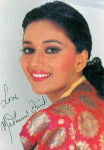 মাধুরী জানান, একদিন হঠাৎই একজন পূর্ণবয়স্ক ব্যক্তি তাঁর বাড়িতে হাজির হন। শুধু হাজিরই নন, সঙ্গে নিয়ে এসেছিলেন নিজের সমস্ত বাক্সপ্যাঁটরা। দরজায় কড়া নাড়তেই দরজা খুলেছিলেন অভিনেত্রীর মা। সামনে দৃশ্য দেখে তিনি হতবাক হয়ে যান। অচেনা ওই ব্যক্তি স্পষ্ট জানিয়ে দেন, তিনি আর কোথাও যাবেন না।