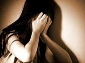 সোমবার রাত থেকে গোটা এলাকা অগ্নিগর্ভ হয়ে ওঠে। অভিযোগের জেরে ক্ষুব্ধ জনতার একাংশ অভিযুক্তের ব্যবহৃত ঠিকাদারি সংস্থার গাড়িতে ভাঙচুর চালিয়ে আগুন ধরিয়ে দেয়। পরিস্থিতি নিয়ন্ত্রণে আনতে তড়িঘড়ি ঘটনাস্থলে পৌঁছয় ডোমজুড় থানার পুলিশ। নামানো হয় র‍্যাফ (RAF)।