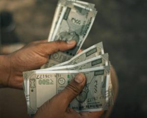 ডলারের বিরুদ্ধে ৯১ ছুঁয়ে ইতিহাসের সর্বনিম্নে ভারতীয় রুপি। বাণিজ্য ঘাটতি ও ভারত-আমেরিকা চুক্তি নিয়ে জোর আলোচনা।