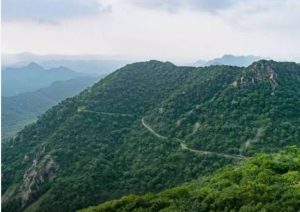Ancient Aravalli Hills face environmental threat due to new definition. Experts warn of desertification and pollution in North India. উন্নয়নের নামে আরাবল্লী পর্বতের সংজ্ঞা বদল। বিপন্ন পরিবেশ, জল ও বায়ু ভারসাম্য। কী বলছে সরকার?