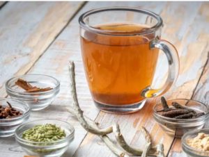 ভারতের প্রাচীন চিকিৎসাশাস্ত্রে নানা ধরনের কাড়ার উল্লেখ পাওয়া যায়। নিয়ম মেনে সঠিক উপকরণ দিয়ে কাড়া তৈরি করে খেলে শরীরের প্রদাহ কমে, রোগ প্রতিরোধ ক্ষমতা বাড়ে এবং হজমশক্তিও ভাল থাকে বলে মনে করা হয়। শুধু তাই নয়, অনেকের মতে এই ধরনের পানীয় নিয়মিত খেলে ওজন নিয়ন্ত্রণেও সাহায্য করে। প্রিয়াঙ্কা চোপড়ার কথায় উঠে আসা সেই ঘরোয়া কাড়া নিয়েই এখন কৌতূহল তুঙ্গে।