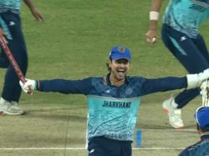 সৈয়দ মুস্তাক আলি ট্রফিতে দুর্দান্ত পারফরম্যান্স ঈশান কিশনের। তবু টি-টোয়েন্টি বিশ্বকাপ দলে সুযোগ নিয়ে বাস্তববাদী উইকেটরক্ষক-ব্যাটার। ** Ishan Kishan’s stellar performance in the Syed Mushtaq Ali Trophy puts him back in focus, though T20 World Cup selection looks unlikely.