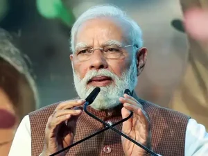 মতুয়াগড়ে সভা হওয়ার কথা থাকলেও প্রধানমন্ত্রী সেখানে পৌঁছতে না পারায় সকাল থেকেই অপেক্ষায় থাকা মতুয়াদের মধ্যে তৈরি হয়েছিল হতাশা। এসআইআর (SIR) এবং নাগরিকত্ব নিয়ে সংশয়ে থাকা মানুষজন প্রত্যাশা করেছিলেন, প্রধানমন্ত্রী সরাসরি তাঁদের ভবিষ্যৎ নিয়ে কথা বলবেন। কিন্তু অডিয়ো বার্তায় সেই প্রসঙ্গ স্পষ্টভাবে না আসায় প্রশ্ন তুলতে শুরু করে তৃণমূল নেতৃত্ব।