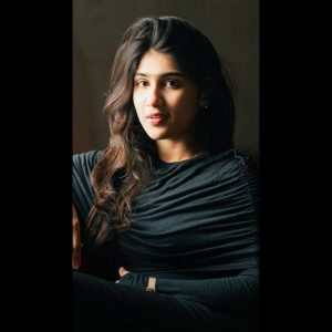২০০৪ সালে জন্ম রিয়া শিবুর। খুব অল্প বয়সেই সিনেমার জগতে তাঁর পা রাখা। মালয়ালম ছবি ‘কাপ’ (Cup) দিয়ে তাঁর অভিনয়-জীবনের সূচনা, যেখানে তিনি মুখ্য চরিত্রে অভিনয় করেন। এই ছবির মাধ্যমেই ইন্ডাস্ট্রিতে তাঁর উপস্থিতি নজরে আসে। তবে অভিনয়ের আগ্রহের পাশাপাশি সিনেমার ব্যবসায়িক ও সৃজনশীল দিকেও যে তিনি সমানভাবে উৎসাহী, তা প্রমাণ করেন প্রযোজক হিসেবে আত্মপ্রকাশ করে। মাত্র ১৯ বছর বয়সে রিয়া শিবু প্রযোজক হিসেবে যুক্ত হন একাধিক বড় প্রকল্পে।