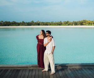 ফ্যাশনের দিক থেকেও নজর কেড়েছেন সোনাক্ষী সিনহা। হালকা রঙের রিসর্ট ওয়্যার, সানগ্লাস আর স্বাভাবিক লুক, সব মিলিয়ে মালদ্বীপের আবহের সঙ্গে মানানসই এক ‘আইল্যান্ড কুটুর’ স্টাইল ফুটে উঠেছে তাঁর সাজে। জাহির ইকবালকেও দেখা গিয়েছে আরামদায়ক পোশাকে, সম্পূর্ণ ছুটির মেজাজে।