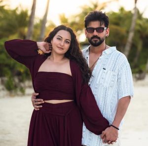 ফ্যাশনের দিক থেকেও নজর কেড়েছেন সোনাক্ষী সিনহা। হালকা রঙের রিসর্ট ওয়্যার, সানগ্লাস আর স্বাভাবিক লুক, সব মিলিয়ে মালদ্বীপের আবহের সঙ্গে মানানসই এক ‘আইল্যান্ড কুটুর’ স্টাইল ফুটে উঠেছে তাঁর সাজে। জাহির ইকবালকেও দেখা গিয়েছে আরামদায়ক পোশাকে, সম্পূর্ণ ছুটির মেজাজে।