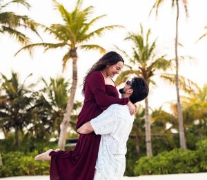 ফ্যাশনের দিক থেকেও নজর কেড়েছেন সোনাক্ষী সিনহা। হালকা রঙের রিসর্ট ওয়্যার, সানগ্লাস আর স্বাভাবিক লুক, সব মিলিয়ে মালদ্বীপের আবহের সঙ্গে মানানসই এক ‘আইল্যান্ড কুটুর’ স্টাইল ফুটে উঠেছে তাঁর সাজে। জাহির ইকবালকেও দেখা গিয়েছে আরামদায়ক পোশাকে, সম্পূর্ণ ছুটির মেজাজে।