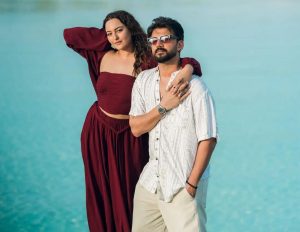 ফ্যাশনের দিক থেকেও নজর কেড়েছেন সোনাক্ষী সিনহা। হালকা রঙের রিসর্ট ওয়্যার, সানগ্লাস আর স্বাভাবিক লুক, সব মিলিয়ে মালদ্বীপের আবহের সঙ্গে মানানসই এক ‘আইল্যান্ড কুটুর’ স্টাইল ফুটে উঠেছে তাঁর সাজে। জাহির ইকবালকেও দেখা গিয়েছে আরামদায়ক পোশাকে, সম্পূর্ণ ছুটির মেজাজে।