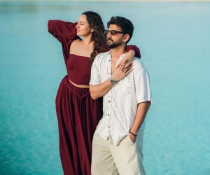 ফ্যাশনের দিক থেকেও নজর কেড়েছেন সোনাক্ষী সিনহা। হালকা রঙের রিসর্ট ওয়্যার, সানগ্লাস আর স্বাভাবিক লুক, সব মিলিয়ে মালদ্বীপের আবহের সঙ্গে মানানসই এক ‘আইল্যান্ড কুটুর’ স্টাইল ফুটে উঠেছে তাঁর সাজে। জাহির ইকবালকেও দেখা গিয়েছে আরামদায়ক পোশাকে, সম্পূর্ণ ছুটির মেজাজে।