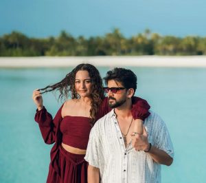 ফ্যাশনের দিক থেকেও নজর কেড়েছেন সোনাক্ষী সিনহা। হালকা রঙের রিসর্ট ওয়্যার, সানগ্লাস আর স্বাভাবিক লুক, সব মিলিয়ে মালদ্বীপের আবহের সঙ্গে মানানসই এক ‘আইল্যান্ড কুটুর’ স্টাইল ফুটে উঠেছে তাঁর সাজে। জাহির ইকবালকেও দেখা গিয়েছে আরামদায়ক পোশাকে, সম্পূর্ণ ছুটির মেজাজে।