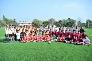 জলসিঞ্চনের মাধ্যমে অনুষ্ঠানের শুভ সূচনা করেন প্রধান অতিথি সহ অন্যান্য অতিথিরা। এরপর ভগবান বিরসা মুন্ডা (Bhagwan Birsa Munda) -এর প্রতিকৃতিতে শ্রদ্ধার্ঘ্য নিবেদন করা হয়। স্বাগত বক্তব্যে তন্ময় দেবনাথ বলেন, ‘খেলাধুলা শুধু শরীরচর্চা নয়, এটি শৃঙ্খলা, ঐক্য ও আত্মবিশ্বাস গড়ে তোলে।’