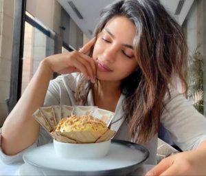 দেরিতে ঘুম ভাঙলে প্রিয়াঙ্কা চোপড়া যে ব্রাঞ্চ খান, তার সহজ ও স্বাস্থ্যকর রেসিপি জেনে নিন। Discover Priyanka Chopra’s favourite brunch recipe with omelette and butter toast, perfect for a healthy late breakfast.