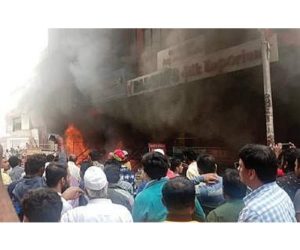 কলকাতার চিৎপুরের ঝুপড়ি এলাকায় মধ্যরাতে ভয়াবহ অগ্নিকাণ্ড। এক জনের মৃত্যু, এক ঘণ্টার চেষ্টায় আগুন নিয়ন্ত্রণে দমকল।