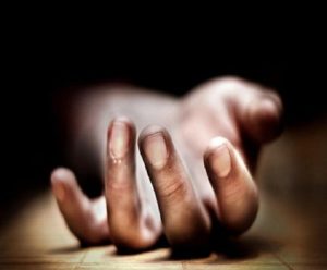 কর্নাটকে সম্বন্ধ করে বিয়ের দু’মাস পর প্রেমিকের সঙ্গে পালানোয় আত্মঘাতী স্বামী। শোকে আত্মহত্যা ঘটকেরও। In Karnataka, a woman elopes with her lover two months after an arranged marriage, leading to the suicide of her husband and the matchmaker.