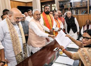 বিহারের মুখ্যমন্ত্রী নীতীশ কুমারের রাজ্যসভা মনোনয়ন ঘিরে শুরু হয়েছে রাজনৈতিক বিতর্ক। অমিত শাহের উপস্থিতিতে মনোনয়ন জমা দেওয়ার পর তেজস্বী যাদবের ‘বিশ্বাসঘাতকতা’ মন্তব্যে উত্তপ্ত বিহার রাজনীতি।