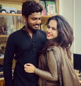 বিশ্বকাপ জয়ের পর স্ত্রী চারুলতা রমেশকে আবেগঘন খোলা চিঠি লিখলেন সঞ্জু স্যামসন। ইনস্টাগ্রামে ভাইরাল সেই প্রেমপত্রে স্ত্রীকে ‘পন্ডাত্তি’ বলে ধন্যবাদ জানান বিশ্বজয়ের নায়ক। After winning the World Cup, Sanju Samson shares an emotional open love letter to wife Charulatha Ramesh on Instagram, calling her ‘Pondatti’ and thanking her for constant support.