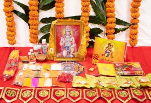 জ্যোতিষ মতে প্রতি মাসের শুরুতে হনুমানজির মন্দিরে চারটি সাধারণ দ্রব্য অর্পণ করলে জীবনে সৌভাগ্য ও শান্তি আসতে পারে।According to astrology, offering four simple items to Lord Hanuman at the beginning of each month may bring prosperity, peace and success.