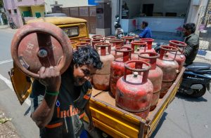 পশ্চিম এশিয়ার যুদ্ধের প্রভাবে ভারতে এলপিজি সরবরাহে সঙ্কট। পরিস্থিতি পর্যালোচনায় বৈঠক করলেন প্রধানমন্ত্রী নরেন্দ্র মোদী। India faces LPG supply pressure due to Strait of Hormuz tensions. Prime Minister Narendra Modi reviews situation with top ministers.