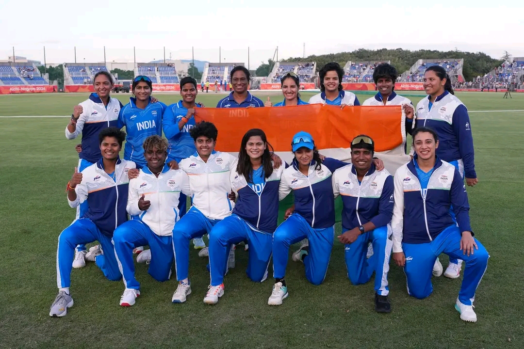 এশিয়ান গেমস -এ (Asian Games) ভারতের সোনার খাতা খুলল মহিলা ক্রিকেট দল। নিশিনের করোগি স্পোর্টস পার্কে (Nishinno Korogi Sports Park) ফাইনালে শ্রীলঙ্কাকে (Sri Lanka) ১৪৭ রানে হারিয়ে সোনা জিতে নিল হরমনপ্রীত কৌরের (Harmanpreet Kaur) নেতৃত্বাধীন ভারত (India)। ব্যাট হাতে শুরু থেকেই ম্যাচের নিয়ন্ত্রণ নিয়ে নিয়েছিল ভারতীয় দল।
