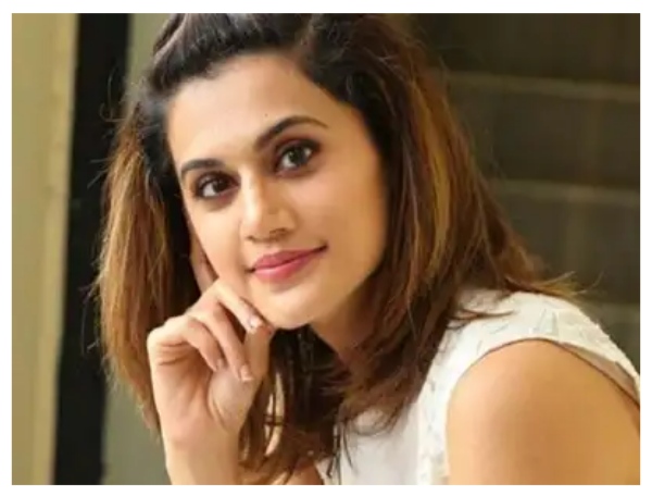 শাহরুখ খানের সঙ্গে ‘ডাঙ্কি’-তে অভিনয়ের পর বদলে যাবে বলিউডে তাঁর জায়গা এমন প্রত্যাশা হয়ত ছিল তাপসী পান্নুর (Taapsee Pannu)। ২০২৩ সালে রাজকুমার হিরানি (Rajkumar Hirani) পরিচালিত ছবিতে শাহরুখ খানের (Shah Rukh Khan) বিপরীতে গুরুত্বপূর্ণ চরিত্রে দেখা গিয়েছিল তাঁকে। ছবিটি ‘পাঠান’ (Pathaan) বা ‘জওয়ান’ (Jawan) -এর মতো বিপুল ব্যবসা না করলেও, তাপসীর কর্মজীবনে এখনও পর্যন্ত অন্যতম বড় বাণিজ্যিক সাফল্য হিসাবে জায়গা করে নিয়েছে ‘ডাঙ্কি’। কিন্তু সেই ছবির পরেও বলিউডের একাধিক বড় বাজেটের মূলধারার ছবিতে কেন তাঁকে দেখা গেল না? এ বার সেই প্রশ্নের উত্তর দিতে গিয়ে ইন্ডাস্ট্রির প্রচলিত সমীকরণ নিয়েই মুখ খুললেন অভিনেত্রী।