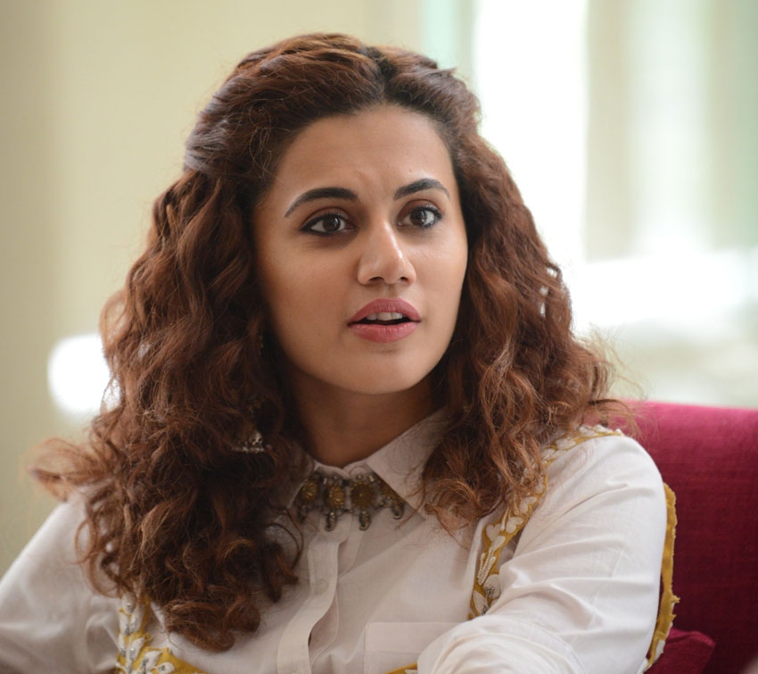 শাহরুখ খানের সঙ্গে ‘ডাঙ্কি’-তে অভিনয়ের পর বদলে যাবে বলিউডে তাঁর জায়গা এমন প্রত্যাশা হয়ত ছিল তাপসী পান্নুর (Taapsee Pannu)। ২০২৩ সালে রাজকুমার হিরানি (Rajkumar Hirani) পরিচালিত ছবিতে শাহরুখ খানের (Shah Rukh Khan) বিপরীতে গুরুত্বপূর্ণ চরিত্রে দেখা গিয়েছিল তাঁকে। ছবিটি ‘পাঠান’ (Pathaan) বা ‘জওয়ান’ (Jawan) -এর মতো বিপুল ব্যবসা না করলেও, তাপসীর কর্মজীবনে এখনও পর্যন্ত অন্যতম বড় বাণিজ্যিক সাফল্য হিসাবে জায়গা করে নিয়েছে ‘ডাঙ্কি’। কিন্তু সেই ছবির পরেও বলিউডের একাধিক বড় বাজেটের মূলধারার ছবিতে কেন তাঁকে দেখা গেল না? এ বার সেই প্রশ্নের উত্তর দিতে গিয়ে ইন্ডাস্ট্রির প্রচলিত সমীকরণ নিয়েই মুখ খুললেন অভিনেত্রী।