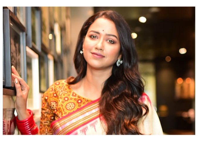 বিয়ের পর মাতৃত্ব নিয়ে তাঁর মনে প্রশ্ন ছিল। দেশের পরিকাঠামো, স্বাস্থ্যব্যবস্থা এবং ভবিষ্যৎ প্রজন্মের বেড়ে ওঠার পরিবেশ নিয়ে সংশয়ও প্রকাশ করেছিলেন প্রকাশ্যে। সেই মন্তব্য নিয়ে কম আলোচনা হয়নি। কিন্তু সময়ের সঙ্গে বদলেছে তাঁর ভাবনা। এখন মাতৃত্বের অপেক্ষায় দিন গুনছেন অভিনেত্রী সোহিনী সরকার (Sohini Sarkar)। জীবনের নতুন অধ্যায়ের সামনে দাঁড়িয়ে তাঁর উপলব্ধি, সব আশঙ্কা সঙ্গে নিয়েই এগোতে হয়, আর দায়িত্ব এড়িয়ে নয়, তাকে গ্রহণ করেই ভবিষ্যৎ তৈরি করতে হয়।