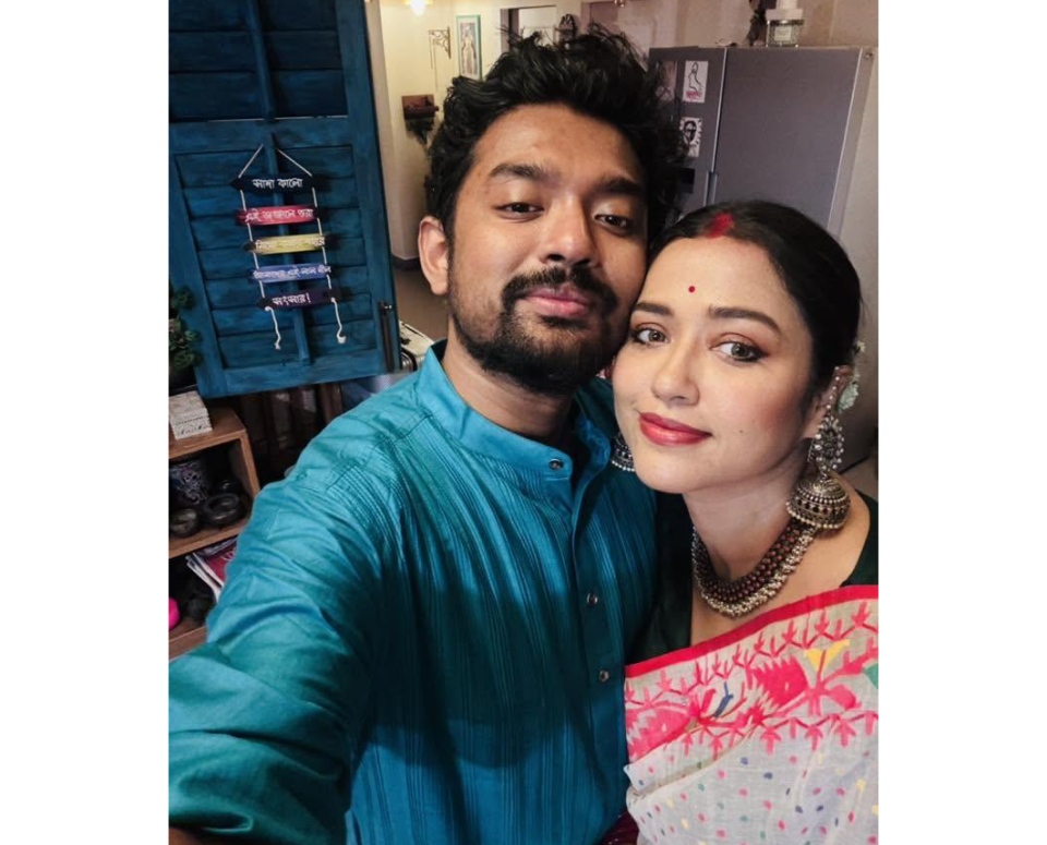 বিয়ের পর মাতৃত্ব নিয়ে তাঁর মনে প্রশ্ন ছিল। দেশের পরিকাঠামো, স্বাস্থ্যব্যবস্থা এবং ভবিষ্যৎ প্রজন্মের বেড়ে ওঠার পরিবেশ নিয়ে সংশয়ও প্রকাশ করেছিলেন প্রকাশ্যে। সেই মন্তব্য নিয়ে কম আলোচনা হয়নি। কিন্তু সময়ের সঙ্গে বদলেছে তাঁর ভাবনা। এখন মাতৃত্বের অপেক্ষায় দিন গুনছেন অভিনেত্রী সোহিনী সরকার (Sohini Sarkar)। জীবনের নতুন অধ্যায়ের সামনে দাঁড়িয়ে তাঁর উপলব্ধি, সব আশঙ্কা সঙ্গে নিয়েই এগোতে হয়, আর দায়িত্ব এড়িয়ে নয়, তাকে গ্রহণ করেই ভবিষ্যৎ তৈরি করতে হয়।