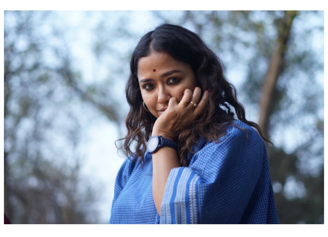 বিয়ের পর মাতৃত্ব নিয়ে তাঁর মনে প্রশ্ন ছিল। দেশের পরিকাঠামো, স্বাস্থ্যব্যবস্থা এবং ভবিষ্যৎ প্রজন্মের বেড়ে ওঠার পরিবেশ নিয়ে সংশয়ও প্রকাশ করেছিলেন প্রকাশ্যে। সেই মন্তব্য নিয়ে কম আলোচনা হয়নি। কিন্তু সময়ের সঙ্গে বদলেছে তাঁর ভাবনা। এখন মাতৃত্বের অপেক্ষায় দিন গুনছেন অভিনেত্রী সোহিনী সরকার (Sohini Sarkar)। জীবনের নতুন অধ্যায়ের সামনে দাঁড়িয়ে তাঁর উপলব্ধি, সব আশঙ্কা সঙ্গে নিয়েই এগোতে হয়, আর দায়িত্ব এড়িয়ে নয়, তাকে গ্রহণ করেই ভবিষ্যৎ তৈরি করতে হয়।