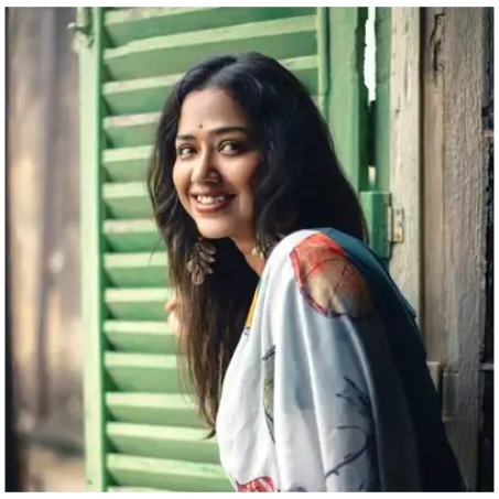 বিয়ের পর মাতৃত্ব নিয়ে তাঁর মনে প্রশ্ন ছিল। দেশের পরিকাঠামো, স্বাস্থ্যব্যবস্থা এবং ভবিষ্যৎ প্রজন্মের বেড়ে ওঠার পরিবেশ নিয়ে সংশয়ও প্রকাশ করেছিলেন প্রকাশ্যে। সেই মন্তব্য নিয়ে কম আলোচনা হয়নি। কিন্তু সময়ের সঙ্গে বদলেছে তাঁর ভাবনা। এখন মাতৃত্বের অপেক্ষায় দিন গুনছেন অভিনেত্রী সোহিনী সরকার (Sohini Sarkar)। জীবনের নতুন অধ্যায়ের সামনে দাঁড়িয়ে তাঁর উপলব্ধি, সব আশঙ্কা সঙ্গে নিয়েই এগোতে হয়, আর দায়িত্ব এড়িয়ে নয়, তাকে গ্রহণ করেই ভবিষ্যৎ তৈরি করতে হয়।