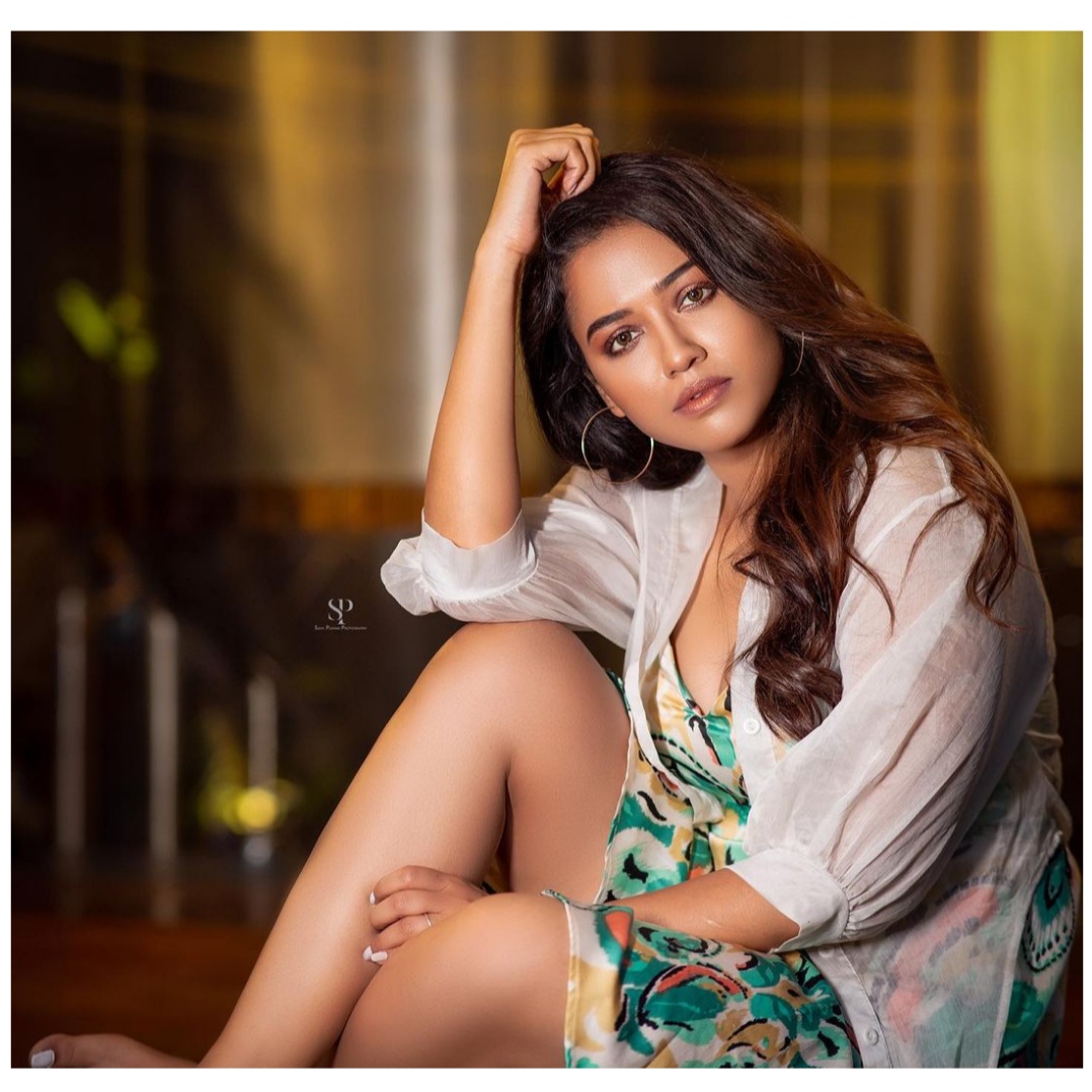 বিয়ের পর মাতৃত্ব নিয়ে তাঁর মনে প্রশ্ন ছিল। দেশের পরিকাঠামো, স্বাস্থ্যব্যবস্থা এবং ভবিষ্যৎ প্রজন্মের বেড়ে ওঠার পরিবেশ নিয়ে সংশয়ও প্রকাশ করেছিলেন প্রকাশ্যে। সেই মন্তব্য নিয়ে কম আলোচনা হয়নি। কিন্তু সময়ের সঙ্গে বদলেছে তাঁর ভাবনা। এখন মাতৃত্বের অপেক্ষায় দিন গুনছেন অভিনেত্রী সোহিনী সরকার (Sohini Sarkar)। জীবনের নতুন অধ্যায়ের সামনে দাঁড়িয়ে তাঁর উপলব্ধি, সব আশঙ্কা সঙ্গে নিয়েই এগোতে হয়, আর দায়িত্ব এড়িয়ে নয়, তাকে গ্রহণ করেই ভবিষ্যৎ তৈরি করতে হয়।