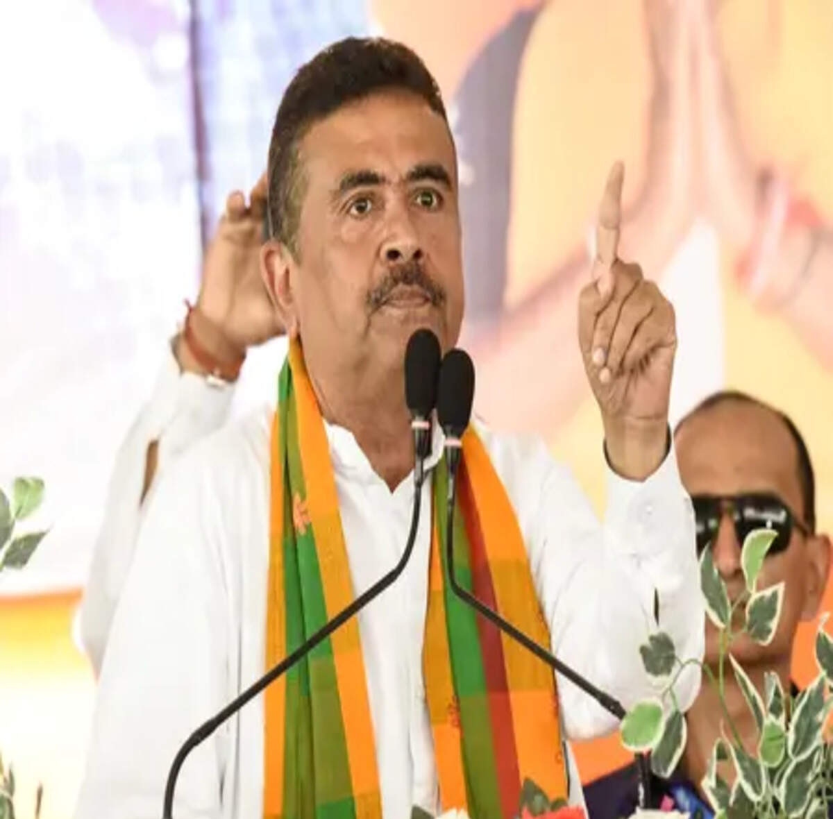 নন্দীগ্রাম ও রেজিনগর দুই কেন্দ্রেই উপনির্বাচনের দামামা বেজে গিয়েছে। ভোটের দিন যত এগিয়ে আসছে, ততই জমে উঠছে রাজনৈতিক তরজা। তার মধ্যেই সংখ্যালঘু ভোটারদের উদ্দেশ্যে সরাসরি রাজনৈতিক আবেদন রাখলেন মুখ্যমন্ত্রী শুভেন্দু অধিকারী (Suvendu Adhikari)। নন্দীগ্রামের মাটিতে দাঁড়িয়ে তাঁর বক্তব্য, সরকারের সঙ্গে থাকতে চাইলে এবার ভোটের ময়দানেই নিজেদের অবস্থান জানানোর সুযোগ রয়েছে। আগামী ৬ অক্টোবর নন্দীগ্রাম ও রেজিনগরে উপনির্বাচন।