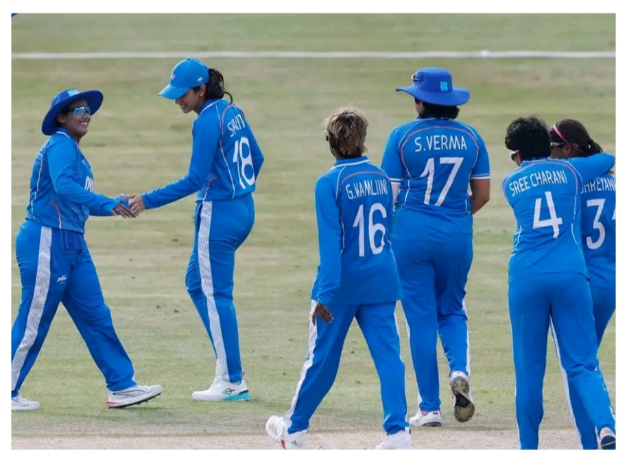 এশিয়ান গেমসে (Asian Games) পদক জয়ের আরও এক ধাপ কাছে পৌঁছে গেল ভারতীয় মহিলা ক্রিকেট দল। কোয়ার্টার ফাইনালে জাপানকে কার্যত একতরফা ম্যাচে ৮ উইকেটে হারিয়ে সেমিফাইনালের টিকিট নিশ্চিত করলেন হরমনপ্রীত কৌরেরা (Harmanpreet Kaur)।
