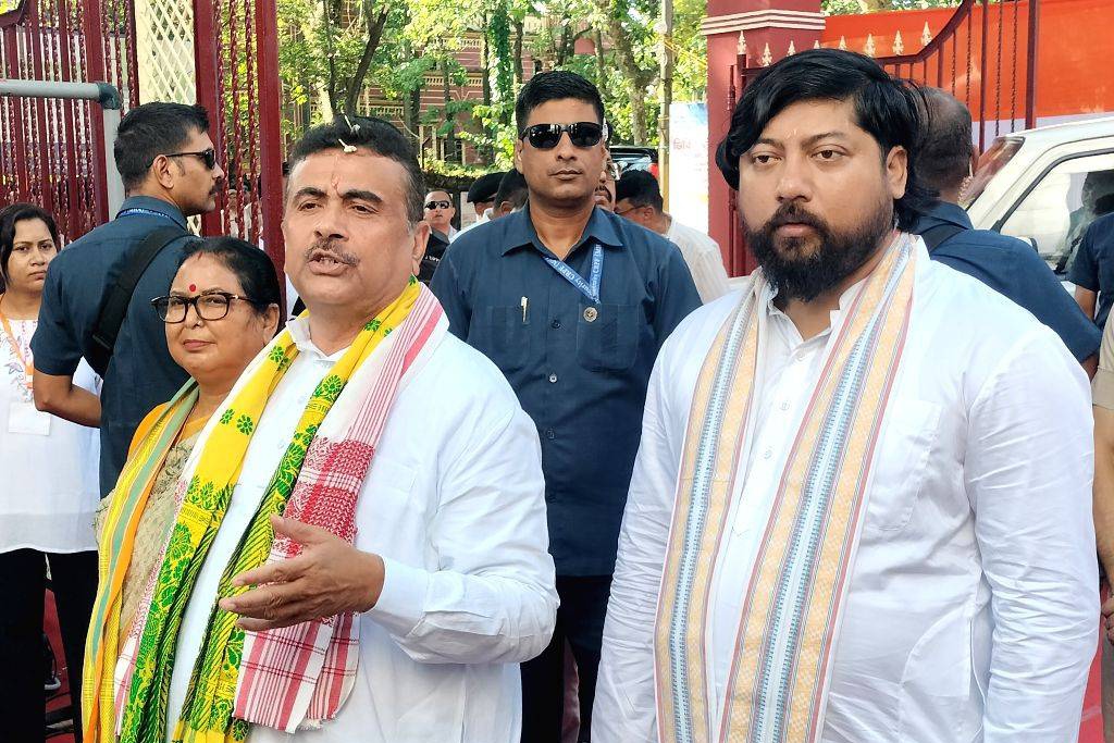 কোচবিহারে প্রশাসনিক বৈঠক থেকে নারী নিরাপত্তা, শিশু সুরক্ষা ও বেআইনি কাজের বিরুদ্ধে পুলিশকে কড়া পদক্ষেপের নির্দেশ দিলেন মুখ্যমন্ত্রী শুভেন্দু অধিকারী (Suvendu Adhikari)। উত্তরবঙ্গ সফরের শুরুতেই কোচবিহারে গিয়ে একাধিক প্রশাসনিক বিষয় নিয়ে বৈঠক করেন তিনি। সেখানেই পকসো (POCSO) মামলায় সরকারের অবস্থান নিয়ে কথা বলতে গিয়ে ছোট শিশু থেকে শুরু করে বোন, দিদি ও মহিলাদের নিরাপত্তার বিষয়টি সামনে আনেন মুখ্যমন্ত্রী।