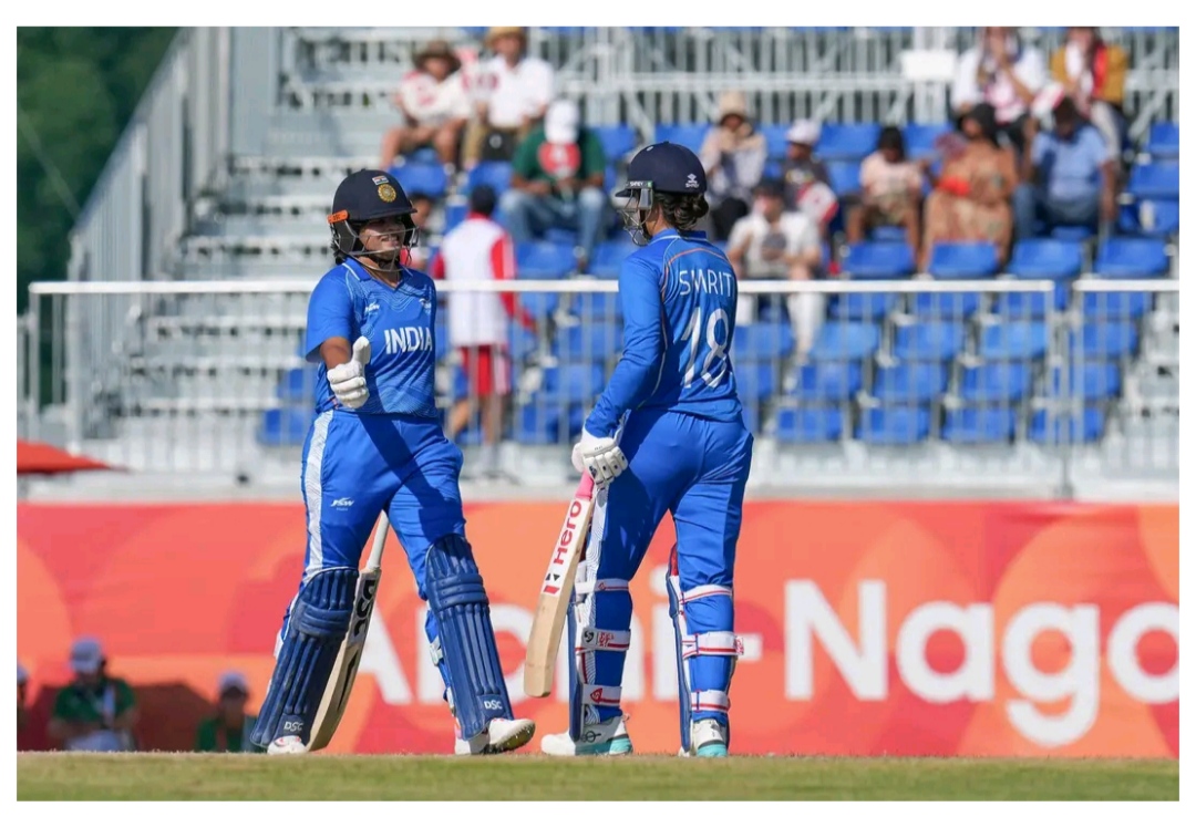 এশিয়ান গেমসের ফাইনালে শ্রীলঙ্কার বিরুদ্ধে ব্যাট করতে নেমে মাত্র ৪৮ রান করেছেন শেফালি বর্মা (Shafali Verma)। সংখ্যাটা হয়তো শতরানের মতো চোখ ধাঁধানো নয়, কিন্তু এই ইনিংসের গুরুত্ব অন্য জায়গায়। ২৯ বলে ৪৮ রানের ঝোড়ো ইনিংস খেলেই টি-টোয়েন্টি ক্রিকেটে এক বছরে সর্বাধিক রান করার নজির গড়ে ফেললেন ভারতের তরুণ ওপেনার। দক্ষিণ আফ্রিকার লরা উলভার্টকে (Laura Wolvaardt) পিছনে ফেলে এই কীর্তি নিজের নামে করে নিয়েছেন শেফালি।
