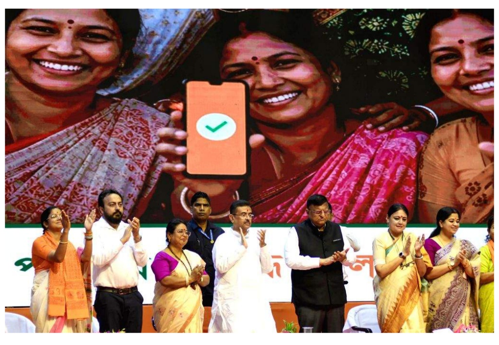 মাসে ১,৫০০ টাকা বিধবা ভাতা, নাকি ৩,০০০ টাকা অন্নপূর্ণা যোজনার আর্থিক সহায়তা, যোগ্য মহিলাদের সামনে এবার বেছে নেওয়ার সুযোগ। মুখ্যমন্ত্রী শুভেন্দু অধিকারী (Suvendu Adhikari) -এর ঘোষণার পর সেই সিদ্ধান্তকে আনুষ্ঠানিক রূপ দিল রাজ্যের নারী, শিশু ও সমাজকল্যাণ দফতর। নির্দিষ্ট যোগ্যতার মধ্যে থাকা বিধবা ভাতার উপভোক্তাদের লিখিত ভাবে জানাতে হবে, তাঁরা পুরনো ভাতা চালিয়ে যেতে চান, নাকি সেটি ছেড়ে অন্নপূর্ণা যোজনার সুবিধা নিতে চান। এই ‘অপশন’ সংগ্রহের জন্য নির্দিষ্ট প্রোফর্মাও তৈরি করা হয়েছে।