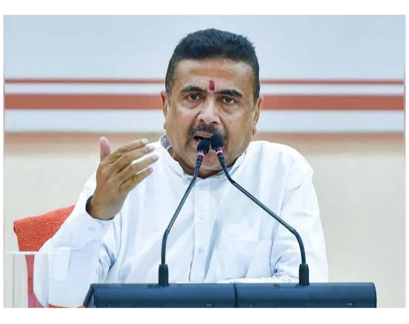 শহর থেকে জেলা, বাজার থেকে হোটেল, অগ্নিকাণ্ডের ঝুঁকি বাড়ছে, বাড়ছে উদ্ধারকাজের চাপও। সেই পরিস্থিতিতে রাজ্যের দমকল পরিকাঠামো আরও শক্তিশালী করার পথে বড় ঘোষণা করলেন মুখ্যমন্ত্রী শুভেন্দু অধিকারী (Suvendu Adhikari)। বুধবার কলকাতার রেড রোডে একটি অনুষ্ঠানে দমকল দফতরের হাতে ২২৬টি নতুন ফায়ার টেন্ডার তুলে দেওয়ার পাশাপাশি দ্রুত ১,৪০০ শূন্যপদে নিয়োগের কথা জানান রাজ্যের মুখ্যমন্ত্রী।
