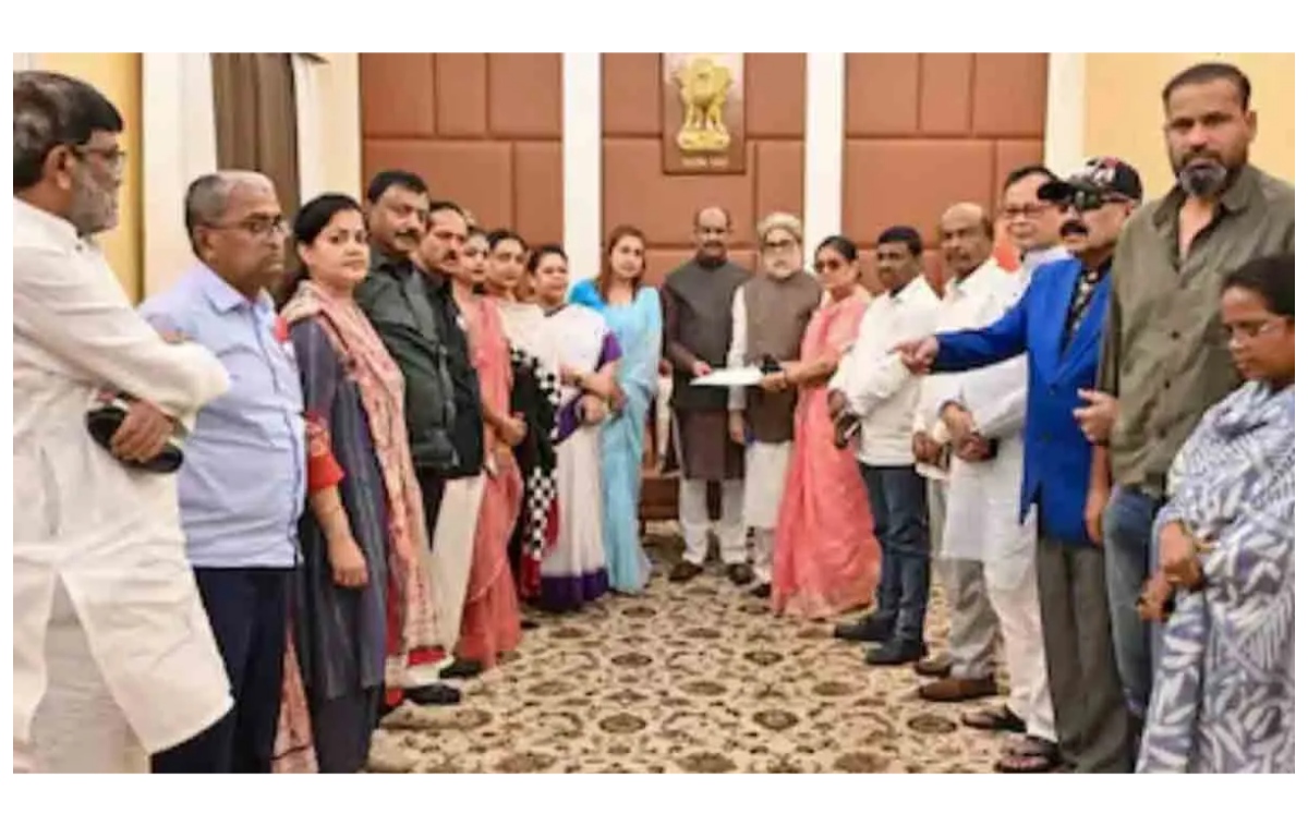 তৃণমূল কংগ্রেস থেকে বেরিয়ে ন্যাশনালিস্ট সিটিজেন্স পার্টি অফ ইন্ডিয়া-তে (Nationalist Citizens Party of India বা NCPI) যোগ দেওয়া ২০ জন সাংসদকে ঘিরে রাজনৈতিক টানাপোড়েনের মধ্যেই এবার সামনে এল দলের অন্দরমহলের নতুন সংঘাত। লোকসভায় ওই ২০ সাংসদের অবস্থান নিয়ে যখন দলত্যাগ-বিরোধী আইনের প্রশ্নে আইনি প্রক্রিয়া চলছে, তখন NCPI -এর সাংগঠনিক কাঠামো নিয়েও আপত্তি তুলেছেন দলের প্রতিষ্ঠাতা সদস্য তথা জাতীয় সংগঠনের সঙ্গে যুক্ত শান্তনু দে (Shantanu Dey)।