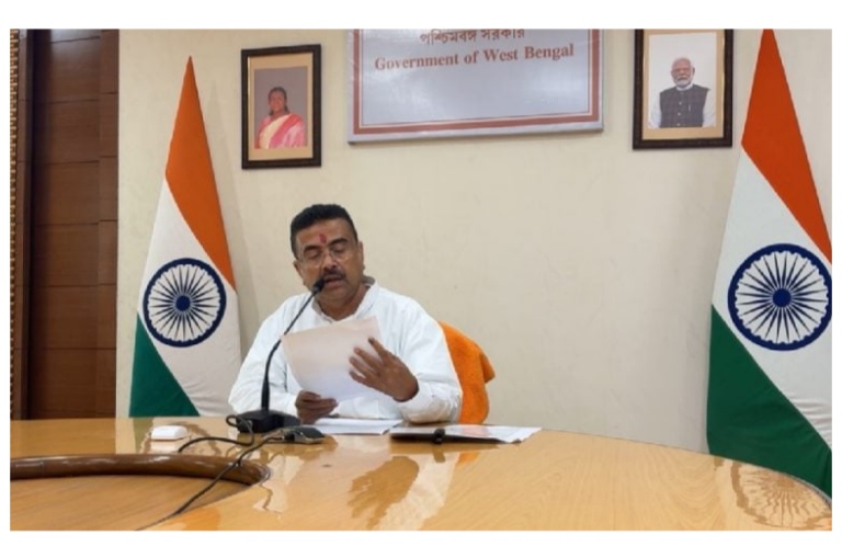চলতি অর্থবর্ষের শেষ পাঁচ মাসে সরকারি চাকরির দরজা আরও বড় পরিসরে খোলার পরিকল্পনা রাজ্য সরকারের (West Bengal One Lakh Recruitment 2026)। বুধবার নবান্নে মন্ত্রিসভার বৈঠকের পর জানানো হয়েছে, রাজ্য সরকারের ৫৪টি দফতরে মিলিয়ে প্রায় এক লক্ষ কর্মী নিয়োগ করা হবে। অক্টোবর থেকে আগামী মার্চের মধ্যে পর্যায়ক্রমে এই নিয়োগ প্রক্রিয়া এগিয়ে নিয়ে যাওয়ার পরিকল্পনা রয়েছে।
