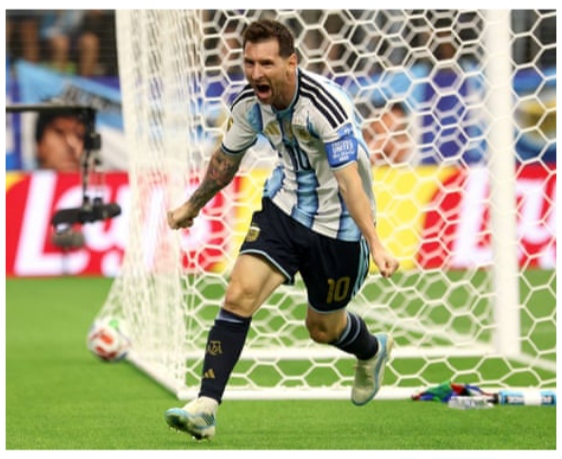 নীল-সাদা জার্সি, পিঠে ১০ নম্বর, আর সেই নম্বরের সঙ্গে জড়িয়ে থাকা এক দীর্ঘ ফুটবল-ইতিহাস। আর্জেন্টিনার (Argentina) হয়ে লিয়োনেল মেসির (Lionel Messi) শেষ অধ্যায় এবার যেন আরও আবেগঘন হয়ে উঠল। আন্তর্জাতিক ফুটবল থেকে সরে দাঁড়ানোর সিদ্ধান্ত নেওয়ার পর শেষ ম্যাচে কী পরে মাঠে নামবেন, তারও ঝলক নিজেই দেখিয়ে দিলেন আর্জেন্টিনার বিশ্বজয়ী অধিনায়ক। ৬ অক্টোবর বেনিনের (Benin) বিরুদ্ধে শেষ বার দেশের হয়ে মাঠে নামার সময় মেসির শরীরে দেখা যাবে বিশেষ ভাবে তৈরি ১০ নম্বর জার্সি। সাধারণ আর্জেন্টিনা জার্সির সঙ্গে এই পোশাকের বেশ কিছু পার্থক্য রয়েছে।