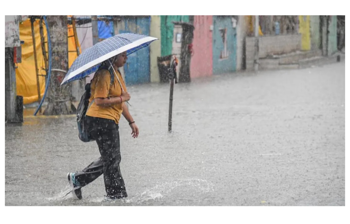 পুজোর আগে ফের বদলাচ্ছে বাংলার আবহাওয়া (West Bengal Weather Forecast)। বঙ্গোপসাগরে তৈরি হওয়া নিম্নচাপ শক্তি বাড়িয়ে গভীর নিম্নচাপে পরিণত হয়েছে। তার প্রভাব ইতিমধ্যেই পড়তে শুরু করেছে দক্ষিণবঙ্গে। বুধবার সকাল থেকেই কলকাতা-সহ একাধিক জেলায় বৃষ্টি হয়েছে। কোথাও টানা বৃষ্টি, কোথাও বজ্রবিদ্যুৎ-সহ ঝড়ো হাওয়া। আগামী ২৪ সেপ্টেম্বরও দক্ষিণবঙ্গের কয়েকটি জেলায় ভারী বৃষ্টির পাশাপাশি দমকা হাওয়ার সম্ভাবনা রয়েছে।
