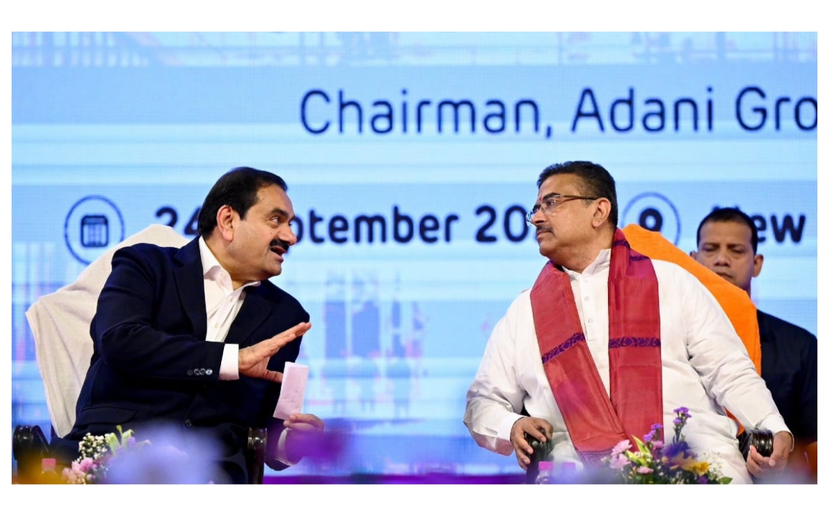 কলকাতার নিউ টাউনকে কেন্দ্র করে পশ্চিমবঙ্গে শিল্প ও পরিকাঠামোয় বড় বিনিয়োগের পরিকল্পনা ঘোষণা করল আদানি গোষ্ঠী (Adani Group)। বৃহস্পতিবার, ২৪ সেপ্টেম্বর নিউ টাউনে ২০০০ শয্যার ‘আদানি আরোগ্য মন্দির’ (Adani Arogya Mandir) -এর ভিত্তিপ্রস্তর স্থাপন অনুষ্ঠানে গোষ্ঠীর চেয়ারম্যান গৌতম আদানি (Gautam Adani) জানান, ২০৩৫ সালের মধ্যে পশ্চিমবঙ্গে বিভিন্ন ক্ষেত্রে এক লক্ষ কোটি টাকারও বেশি বিনিয়োগের পরিকল্পনা রয়েছে।